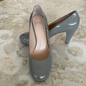 Bally Grey Patent Leather Classic Pumps Made in Italy